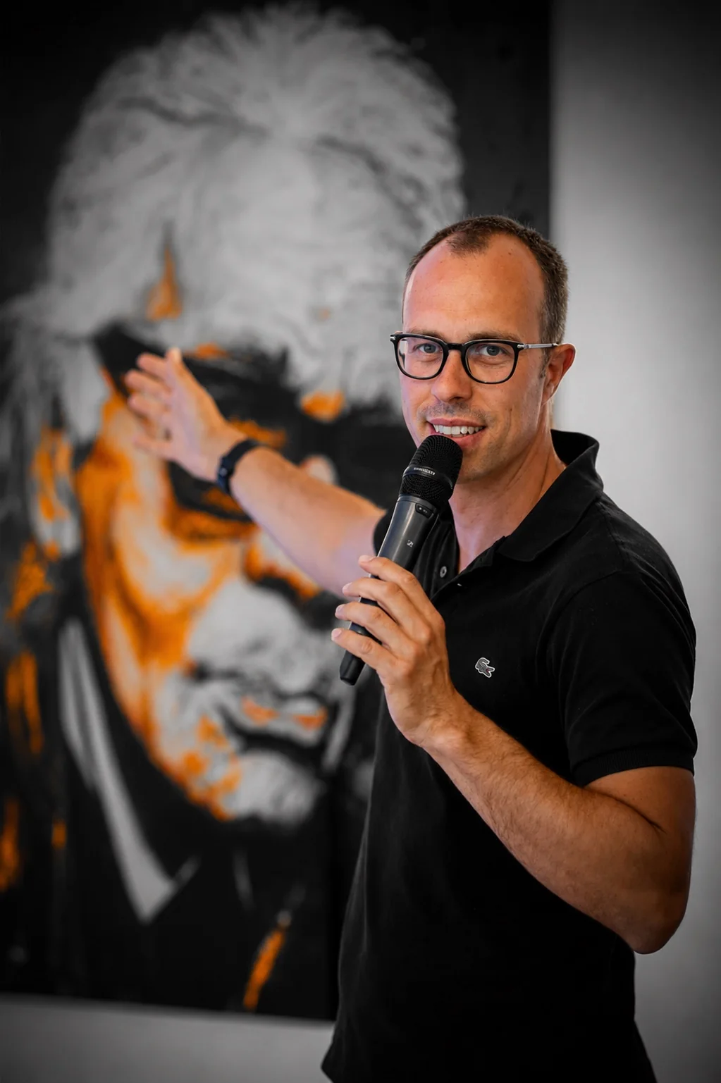 René Kaffée moderiert mit einem Mikrofon