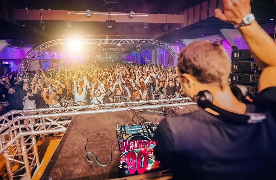René Kaffée als DJ vor einer großen Menge