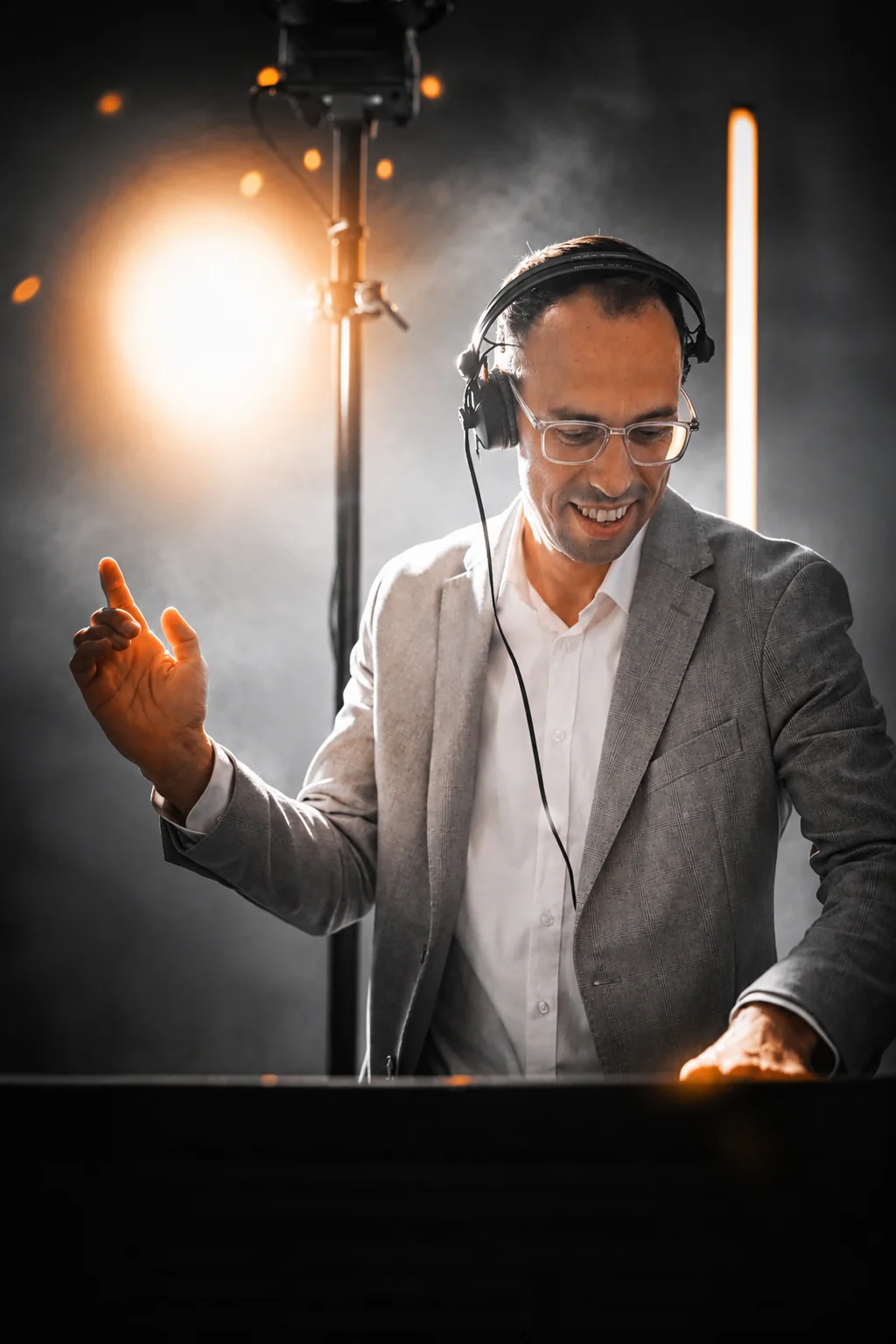 René Kaffée als DJ in stilvoller Lichtstimmung