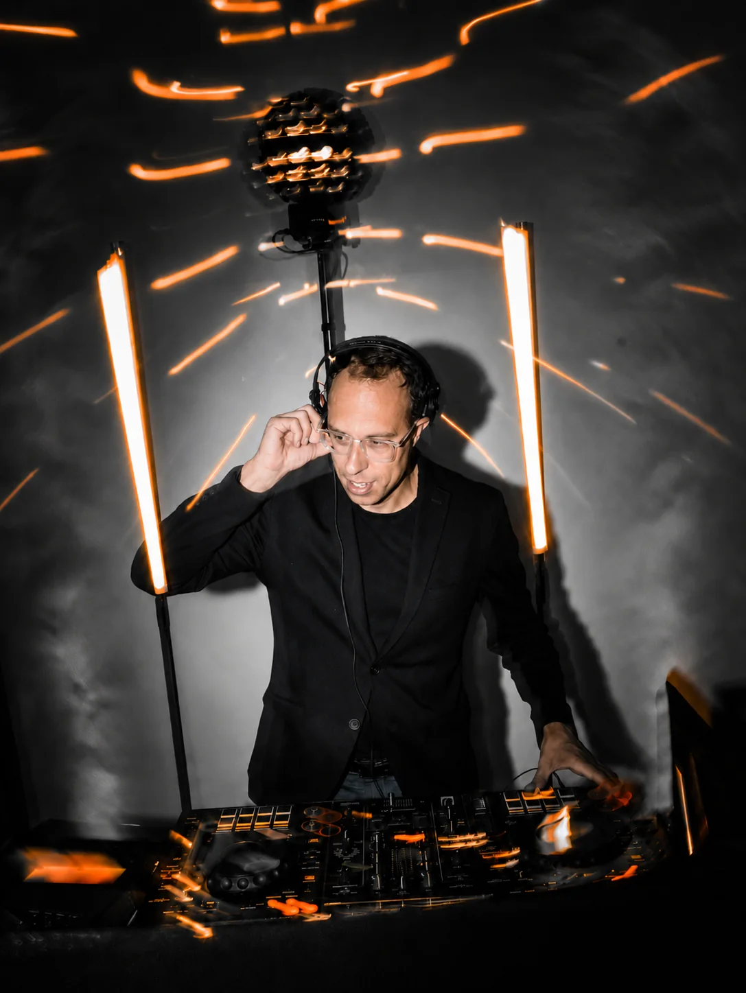 Porträt von René Kaffée am DJ-Pult