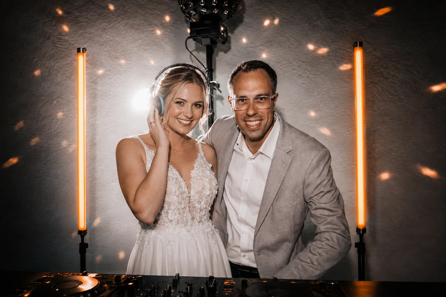 Braut und René Kaffée gemeinsam am DJ-Pult