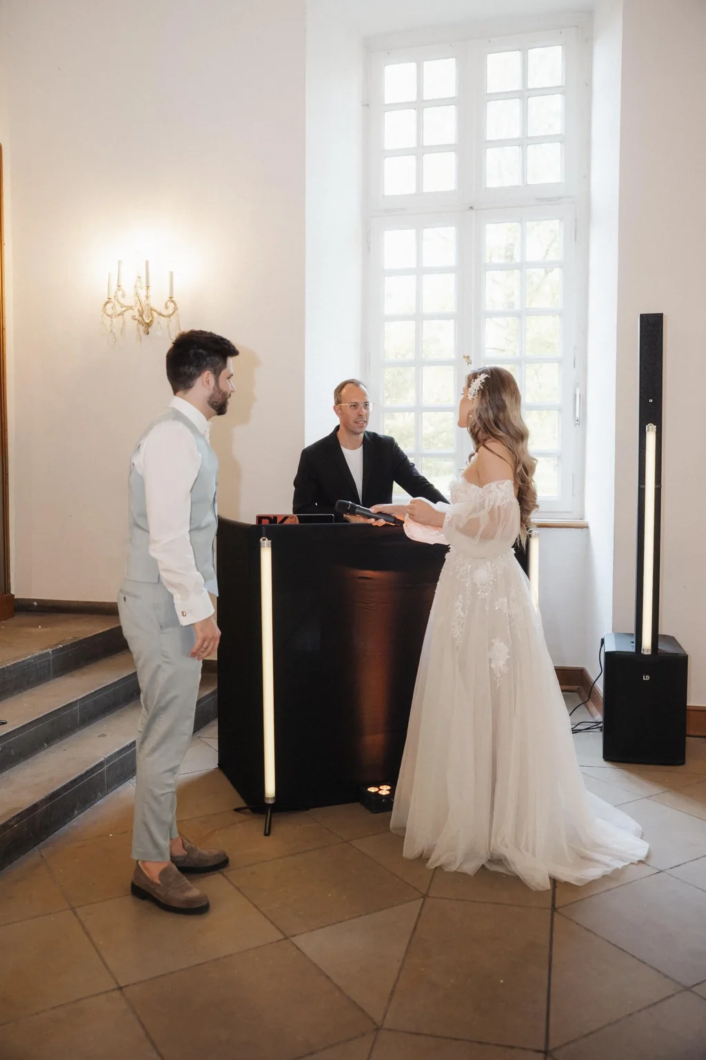 René Kaffée begleitet ein Brautpaar mit Mikrofon und stilvoller Lichttechnik